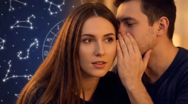 Una persona sussurra all'orecchio di un'altra davanti a uno sfondo con costellazioni zodiacali