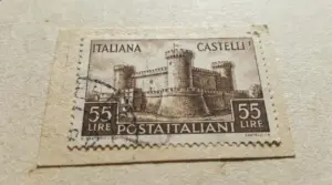 Francobollo italiano serie Castelli da 55 lire con annullo, dettaglio del castello su carta.