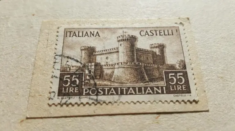 Francobollo italiano serie Castelli da 55 lire con annullo, dettaglio del castello su carta.