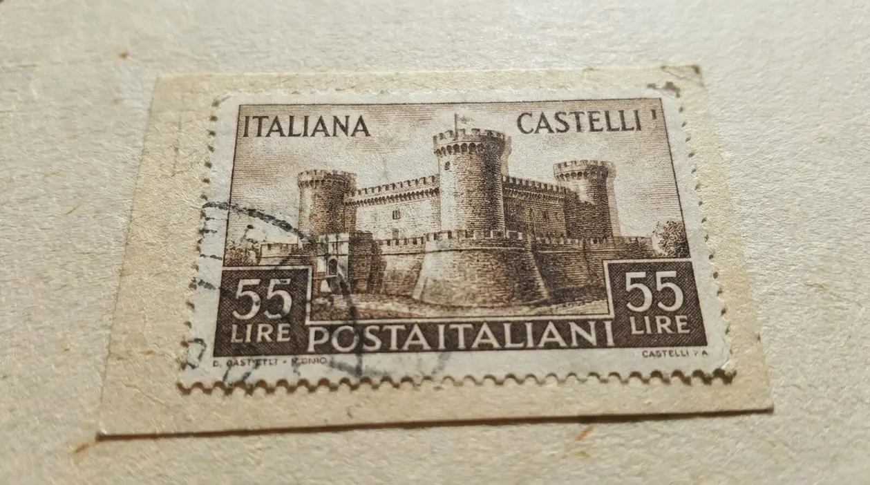 Francobollo italiano serie Castelli da 55 lire con annullo, dettaglio del castello su carta.