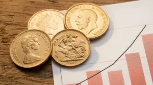 Sterline d’oro su grafico finanziario e superficie in legno