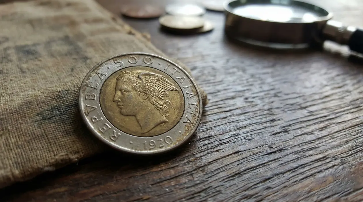 Vecchia moneta italiana da 500 lire appoggiata su una superficie in legno
